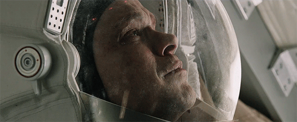No gif: O astronauta chora dentro de seu traje. Aparentemente está sentado dentro de uma nave.