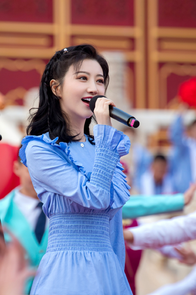 景甜央视五一晚会演绎歌曲我们都是追梦人