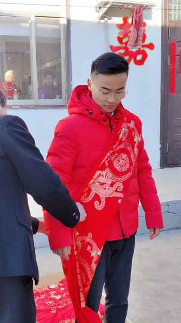 新郎披红婚嫁风俗