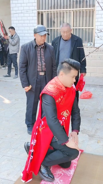 帅气新郎披红叩喜头婚嫁风俗