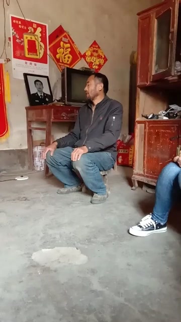 英雄的父亲徐鹏龙的父亲,讲着英雄眼里带着泪花