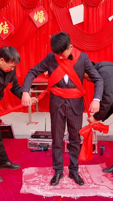 帅气新郎披红婚嫁风俗