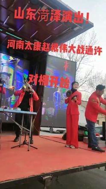 对棚开始.山东某景区表演赛脚踢正步