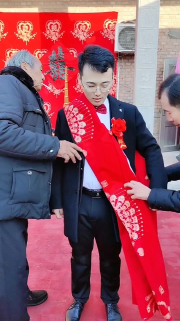 帅气新郎披红叩喜头
