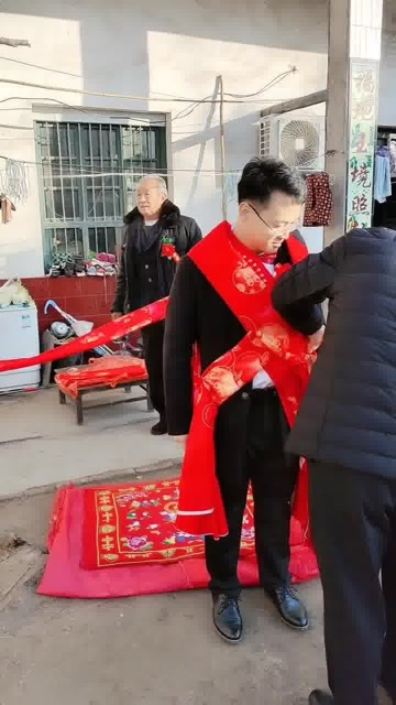 新郎披红婚嫁风俗