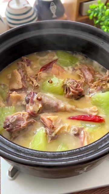 湖北人都爱吃的风干鸡炖莴笋,味道巴适的很!