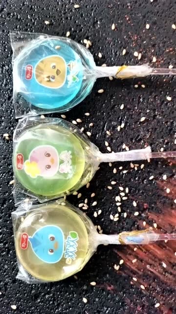 可爱的"萌鸡小队棒棒糖",再撒上辣椒粉,儿子很喜欢吃!