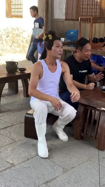 功夫明星钱小豪,男扮女装也是帅的