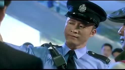 吴京冒充香港警察,警徽居然还是英女皇的