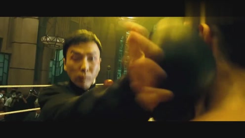 西洋拳手见势不妙,一记重拳偷袭,直接把叶问打到在地引起公愤