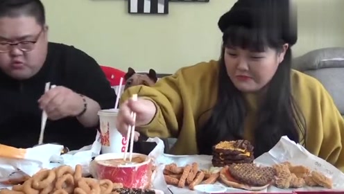 韩国大胃王秀彬美食吃播,秀彬跟好友一起吃六层高的汉堡和小吃
