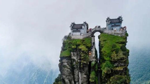 中国2493米大山上的"奇迹建筑"!并且横跨两座山峰,怎么做到的?
