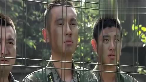 何晨光被俘逃脱,穿唐心怡的女军装看望首长,首长替他捏一把汗!