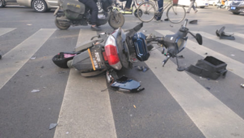 电瓶车闯红灯被撞,要求交警判罚汽车全责,交警霸气回怼,真解气!