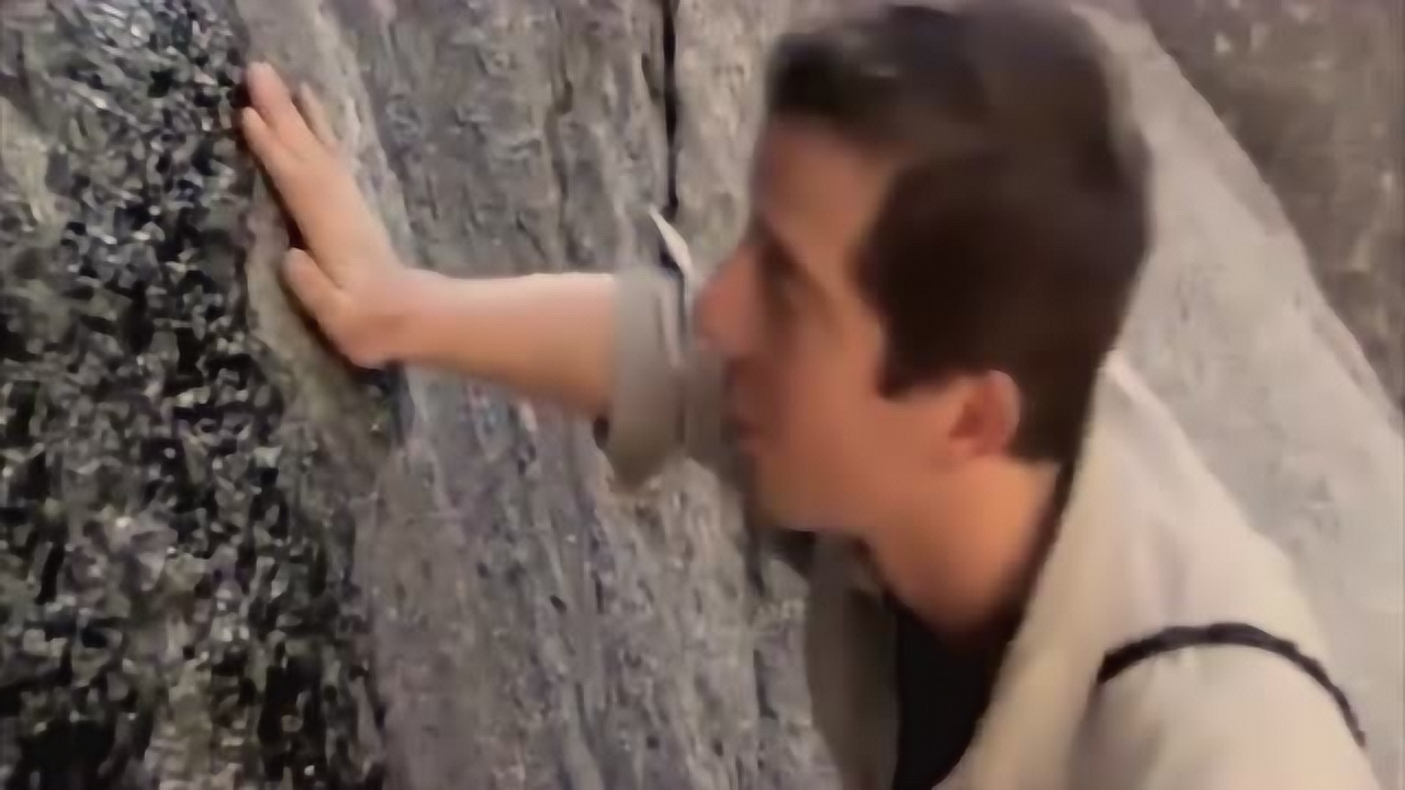 梦境之谜，解析梦见自己丢石头砸到别人的额头流了好多血的深层含义