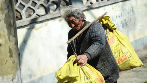 75岁老人每天往返60公里进城卖菜,用弱肩扛起一家五口生活重担