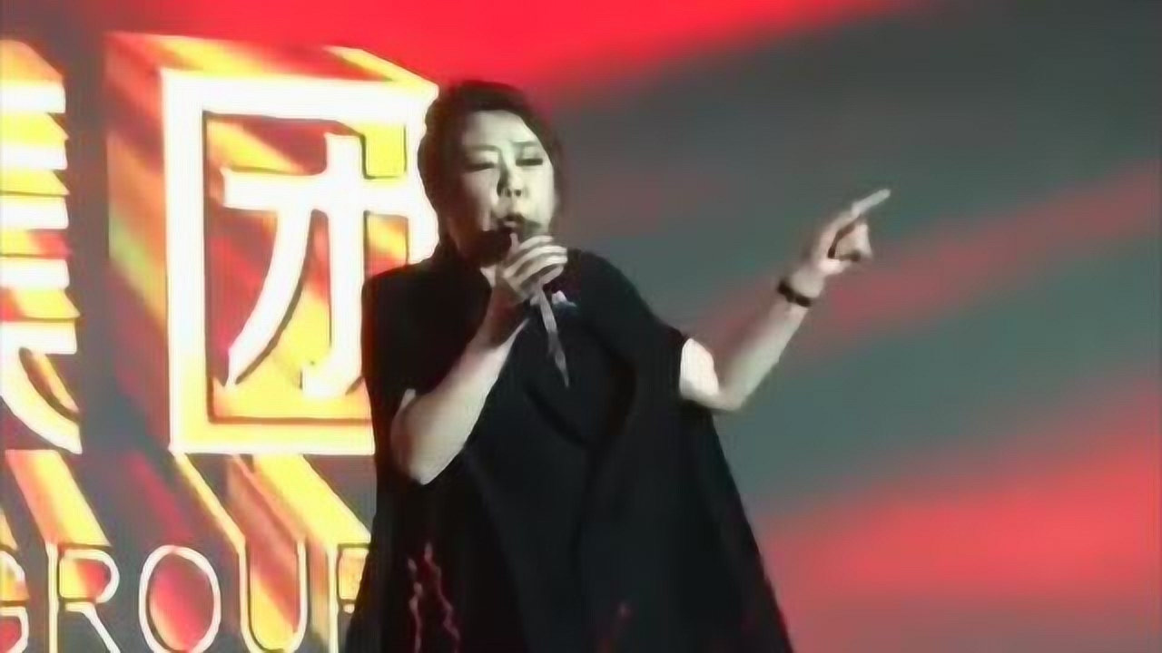 衡越登台唱经典歌曲,天使般的嗓音太动听了,不愧是东北人的骄傲!