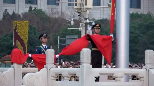 观看天安门前降国旗,国旗手张自轩收国旗动作利索简洁,帅气!