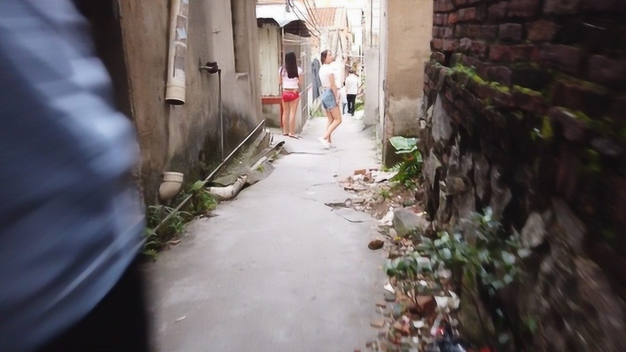 东莞厚街松山公园旁的小巷子周末游客来去匆匆这里的大姐很热情