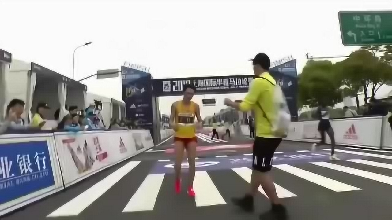 4k超清体验 01:14 马拉松奇闻,中国选手边跑边"拉肚子,最后却依然