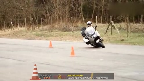 娴熟的压弯——宝马摩托车bmw k 1600 gtl