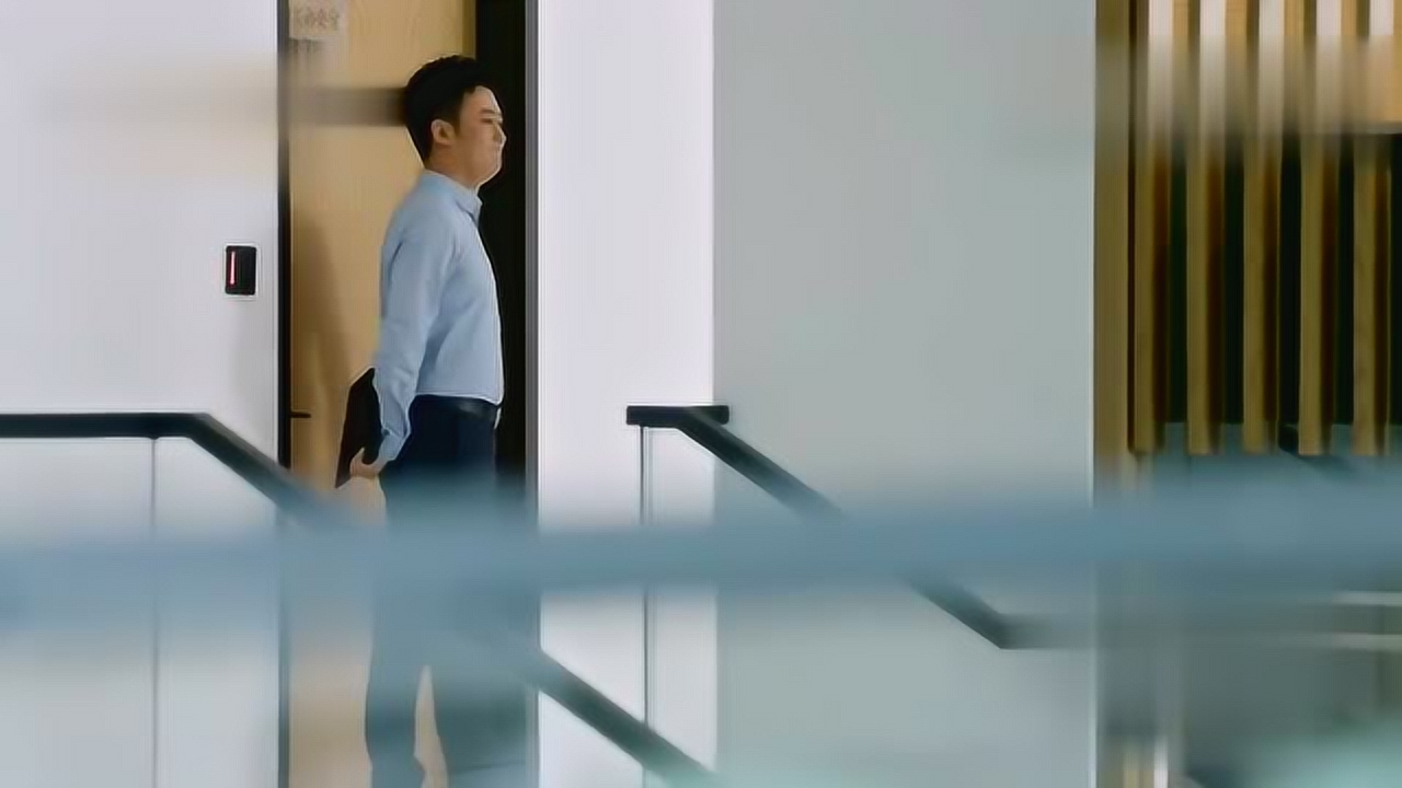 三倍流畅播放 4k超清体验  02:33   邓耀北利用工作之便追求杜莎莎