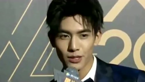 宋威龙全家福曝光 俩姐姐长相甜美可人 颜值不输圈内女星