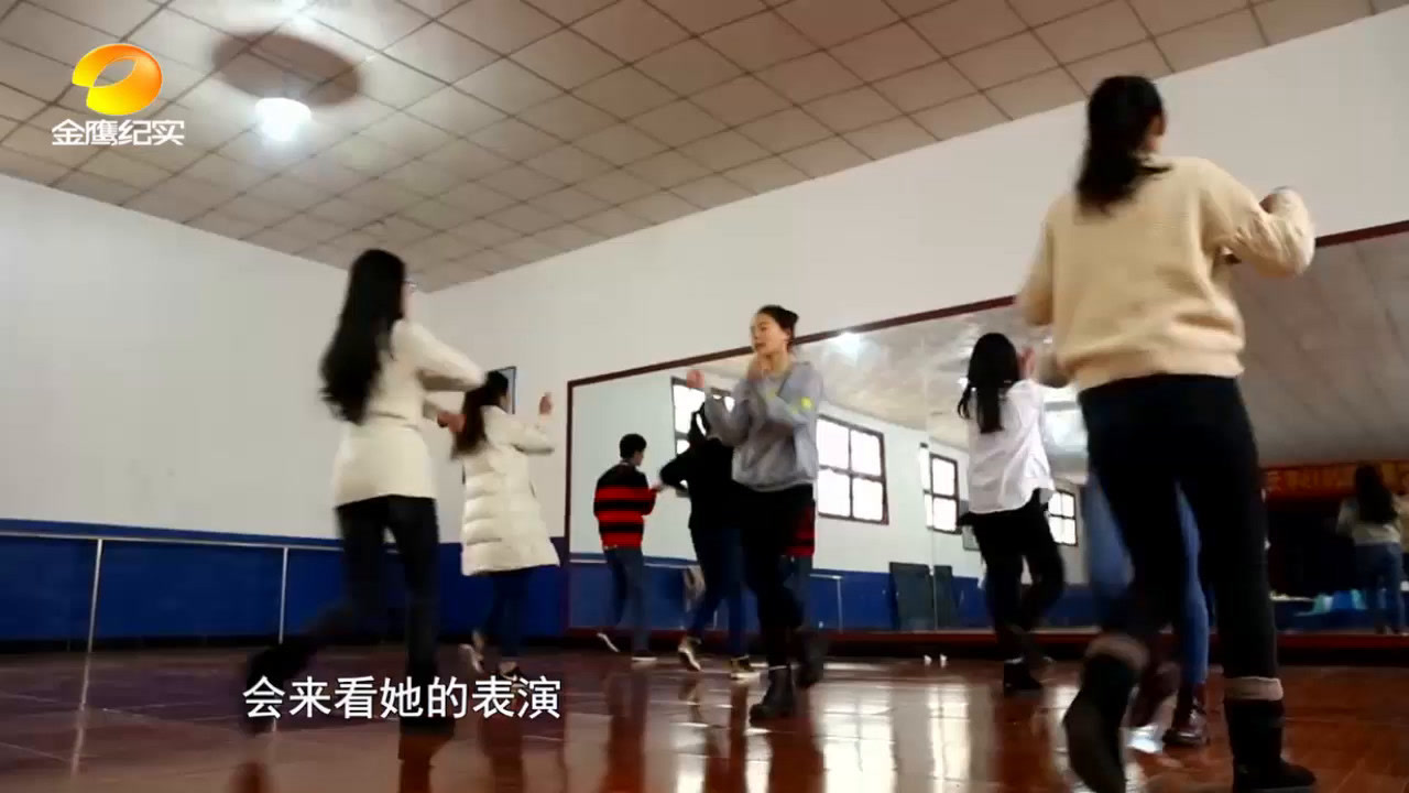 学校元旦晚会成艺考生的乐园,艺考生李可萌,在舞台展现惊艳舞蹈