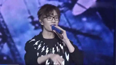 许嵩演唱《素颜,有点小调皮的感觉,满满的青春回忆