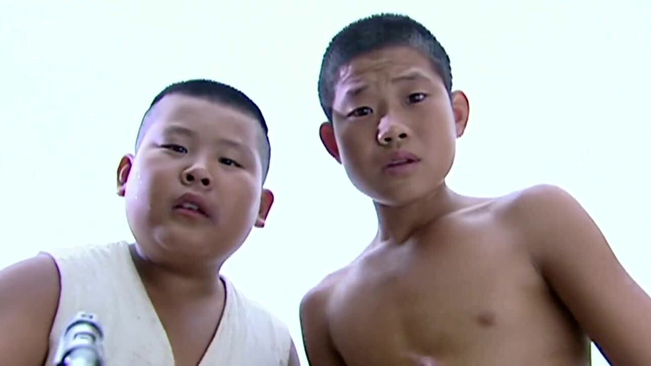 小兵张嘎:胖墩误开枪,银爷爷闻声赶来看到流血的儿子十分生气