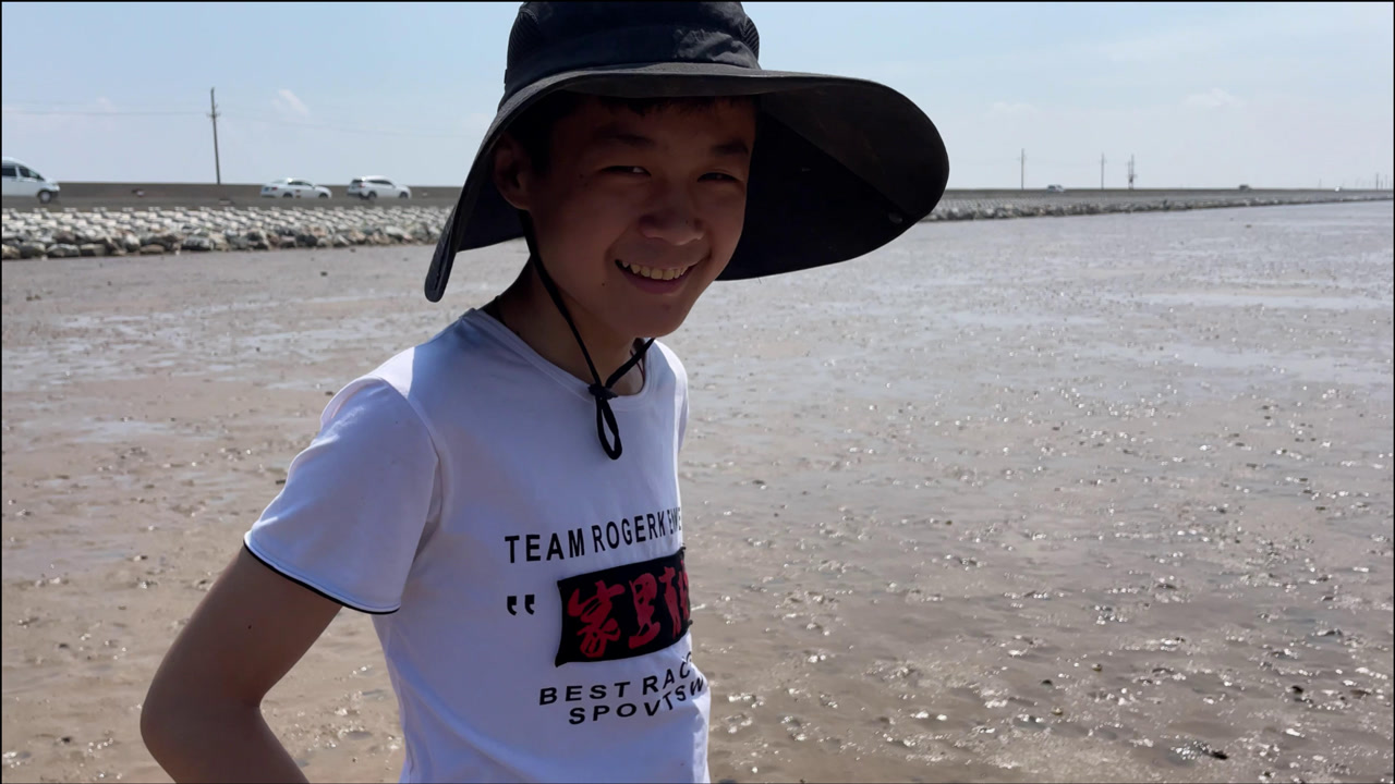 二蛋带着小兄弟来赶海,小兄弟第一次见到大海,直呼好神奇
