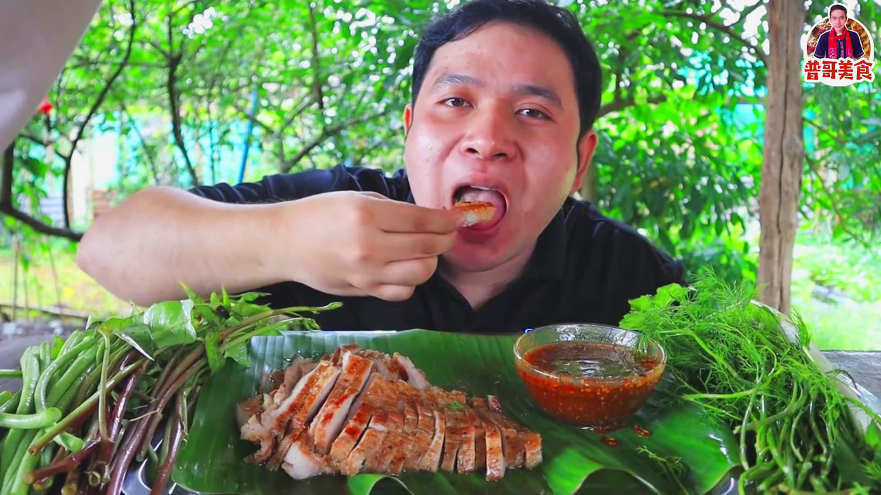 普哥美食:碳烤猪颈肉,蘸超辣罗望子酱,下雨天吃得享受