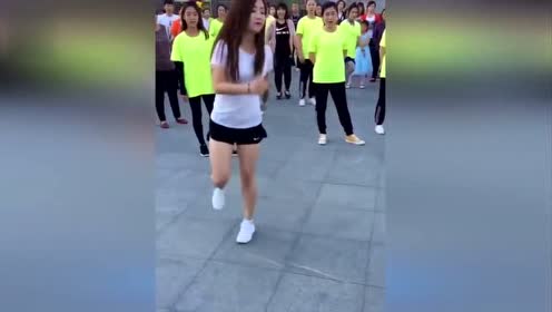 广场舞女神真漂亮，公园独自跳起动感鬼步舞