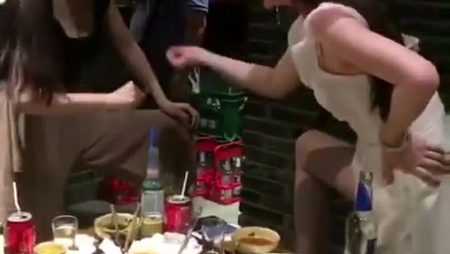 大重庆女汉子划拳喝酒,太豪放了