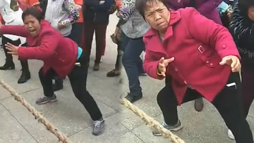 实力抢镜!大妈为拔河比赛"戏精附体"喊加油