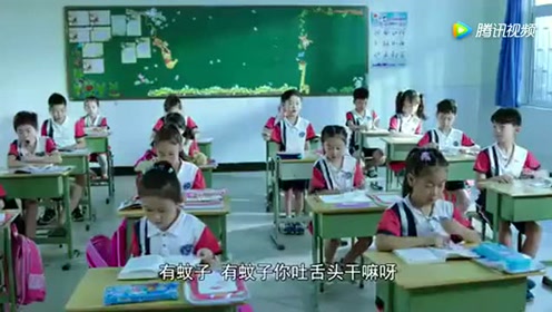 大河小虾:小学生上课睡觉被老师罚站,还模仿青蛙捣乱!