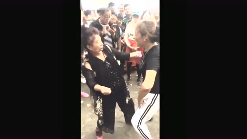 农村大妈尬舞也是很厉害的,最重要的是表情啊!