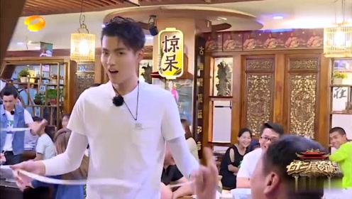 吴亦凡现场rap《大碗宽面》当场被一位大叔无情diss了