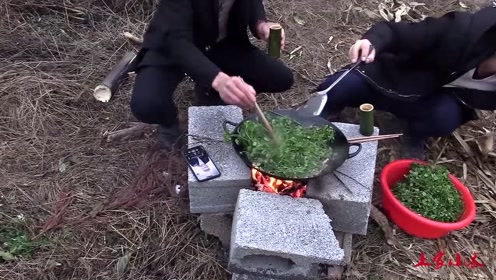 土家小木和堂弟搞野炊,吃着野菜喝着竹筒酒,人生就要开心