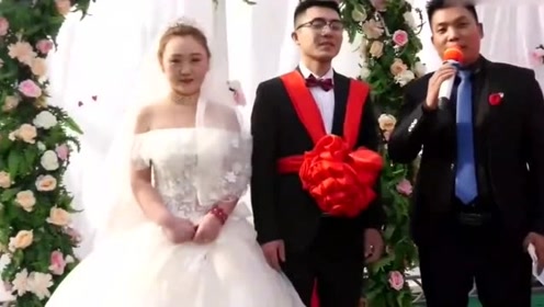 婚礼现场,又遇到一个不正经的司仪,当着新郎的面占新娘便宜!