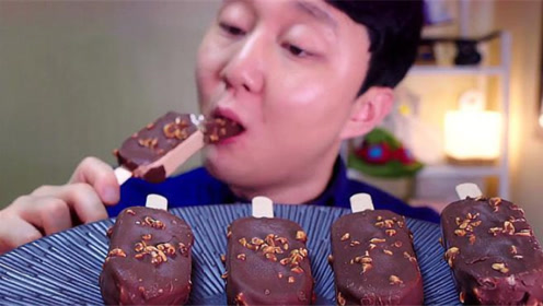 宝宝想吃雪糕,妈妈无奈之下只好给他尝一口,宝宝的表情亮了