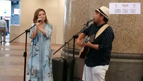 卫兰街头清唱《离家出走》,天籁般的嗓音引路人狂赞