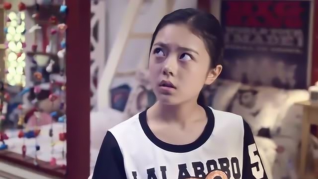 弟弟叫姐姐陪他玩,姐姐一把将他推倒在地,亲妈见到顿时就发飙了