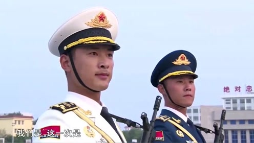三军仪仗队:张洪杰指导张天龙敬礼,告诉他是睁眼,不是瞪眼