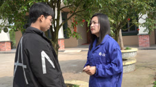 妈妈捡废品每天都能捡到钱,她好奇躲起来查看,看到丢钱人感动了