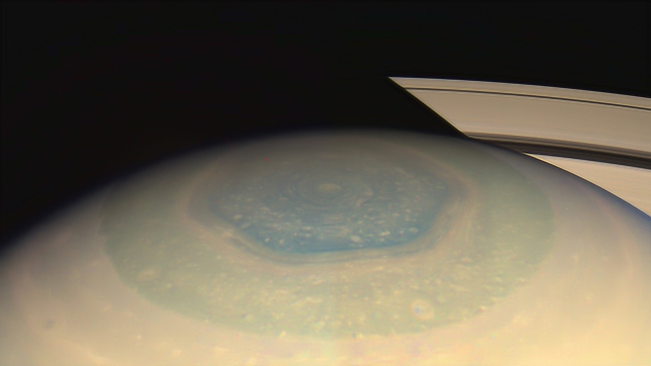 土星北极上空的六边形风暴,有多大?可以装下2个地球