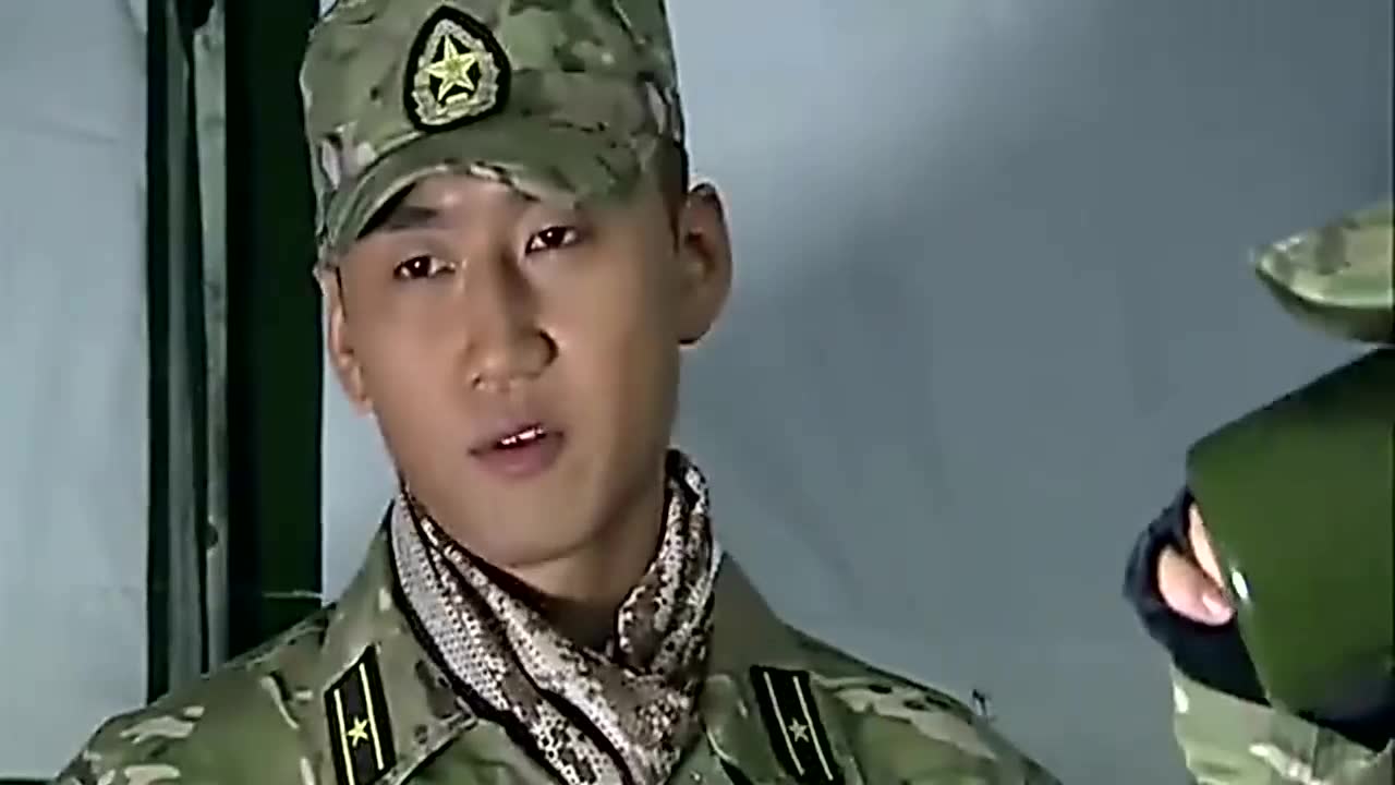 都以为何晨光牺牲了,没想到在那藏着,那傲娇的小表情好可爱