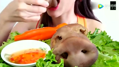 吃播大胃王:漂亮的美女吃猪鼻子配点辣椒酱吃,这味道没话说