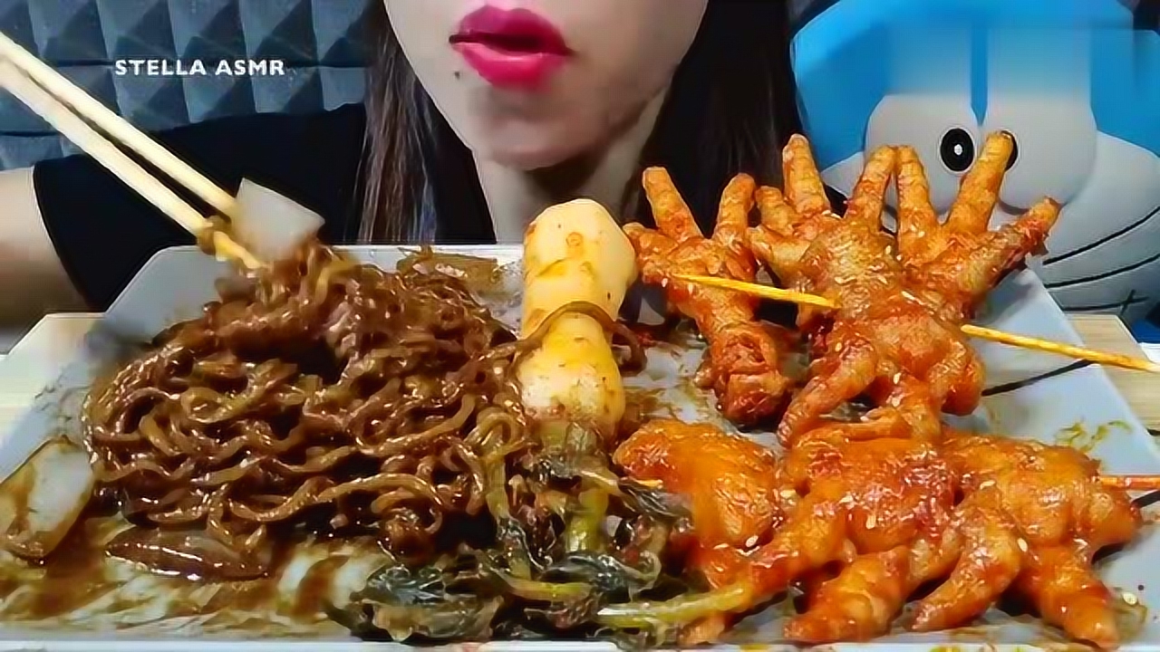 美女直播吃麻辣鸡爪,黑面条和萝卜泡菜,看起来真够味!