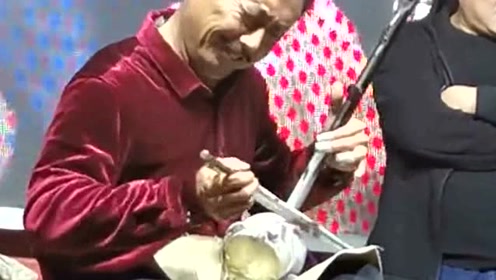 男子拉二胡表情真到位,真是太搞笑了,看了不下十遍